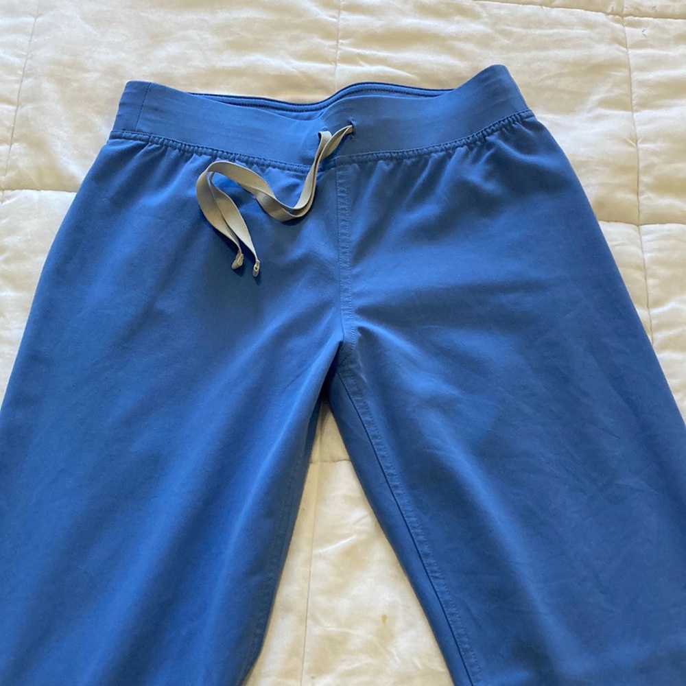 Figs scrub bottoms. Good condition